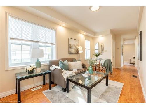 91 Broadway, Welland, ON - Indoor Photo Showing Living Room