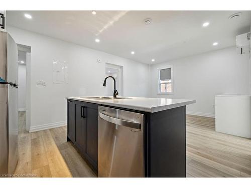 2-132 Prospect Street S, Hamilton, ON - Indoor Photo Showing Kitchen