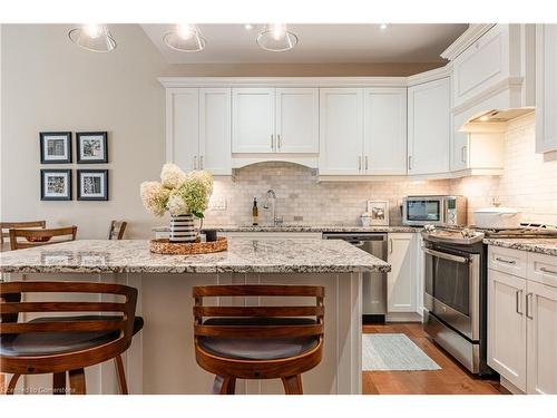 74 Willson Crossing, Fonthill, ON - Indoor Photo Showing Kitchen With Upgraded Kitchen