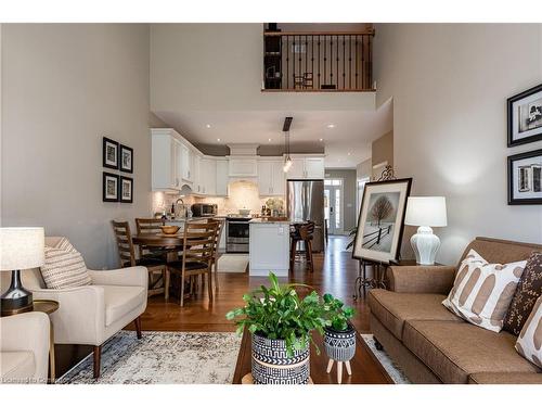 74 Willson Crossing, Fonthill, ON - Indoor Photo Showing Living Room