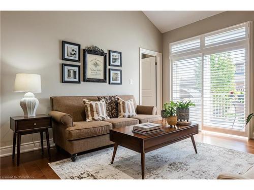 74 Willson Crossing, Fonthill, ON - Indoor Photo Showing Living Room