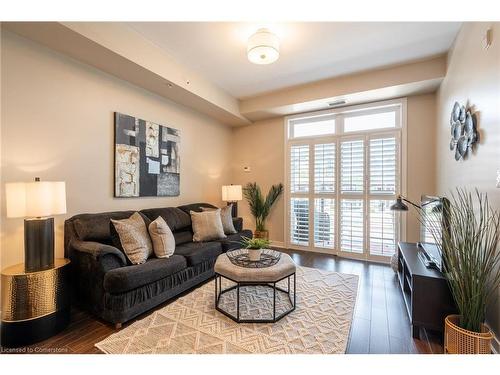 239-5010 Corporate Drive, Burlington, ON - Indoor Photo Showing Living Room