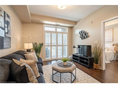 239-5010 Corporate Drive, Burlington, ON - Indoor Photo Showing Living Room