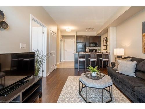 239-5010 Corporate Drive, Burlington, ON - Indoor Photo Showing Living Room