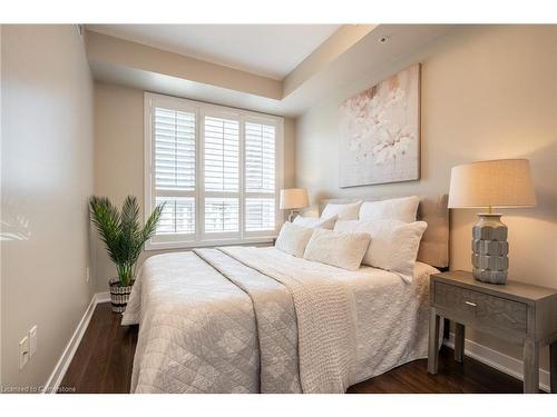 239-5010 Corporate Drive, Burlington, ON - Indoor Photo Showing Bedroom