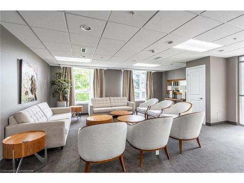 239-5010 Corporate Drive, Burlington, ON - Indoor Photo Showing Living Room