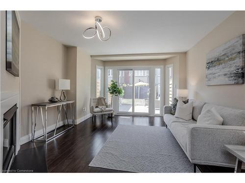 605-895 Maple Avenue, Burlington, ON - Indoor Photo Showing Living Room