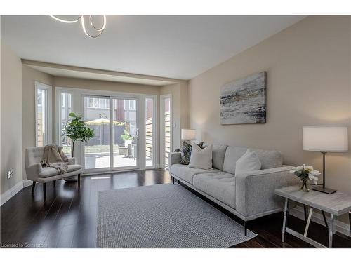 605-895 Maple Avenue, Burlington, ON - Indoor Photo Showing Living Room