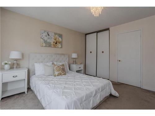 605-895 Maple Avenue, Burlington, ON - Indoor Photo Showing Bedroom