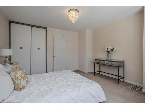 605-895 Maple Avenue, Burlington, ON - Indoor Photo Showing Bedroom