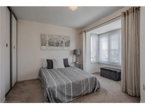 605-895 Maple Avenue, Burlington, ON - Indoor Photo Showing Bedroom