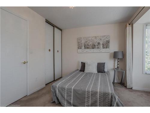 605-895 Maple Avenue, Burlington, ON - Indoor Photo Showing Bedroom