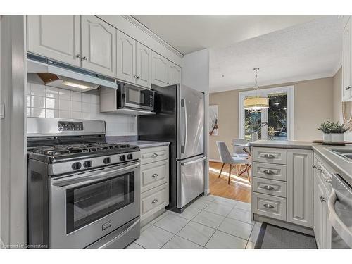 8055 Thorton Street, Niagara Falls, ON - Indoor Photo Showing Kitchen With Upgraded Kitchen