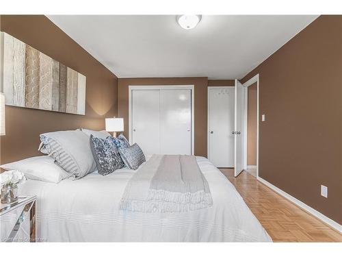 8055 Thorton Street, Niagara Falls, ON - Indoor Photo Showing Bedroom