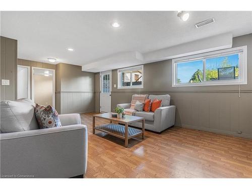 8055 Thorton Street, Niagara Falls, ON - Indoor Photo Showing Living Room