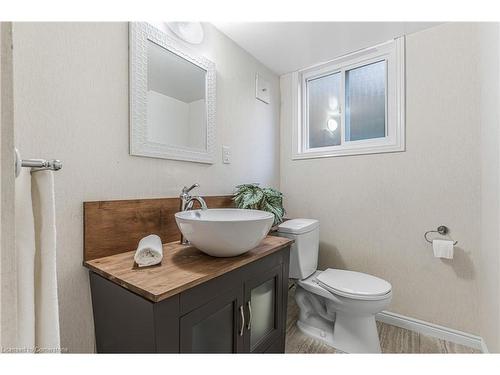 8055 Thorton Street, Niagara Falls, ON - Indoor Photo Showing Bathroom