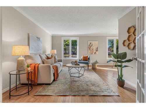 8055 Thorton Street, Niagara Falls, ON - Indoor Photo Showing Living Room