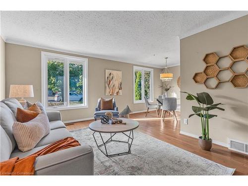 8055 Thorton Street, Niagara Falls, ON - Indoor Photo Showing Living Room