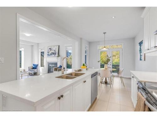 142 Settlers Road East Road E, Oakville, ON - Indoor Photo Showing Kitchen With Double Sink With Upgraded Kitchen