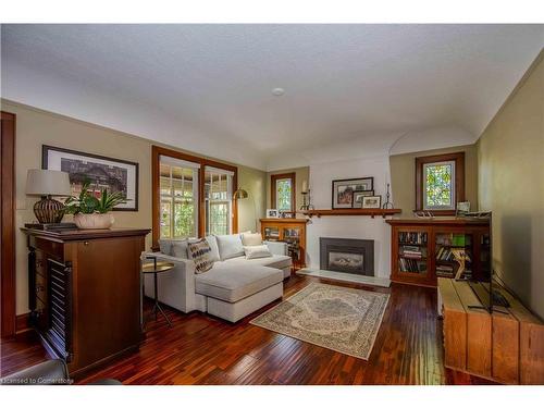 1 Nelles Boulevard, Grimsby, ON - Indoor Photo Showing Living Room With Fireplace