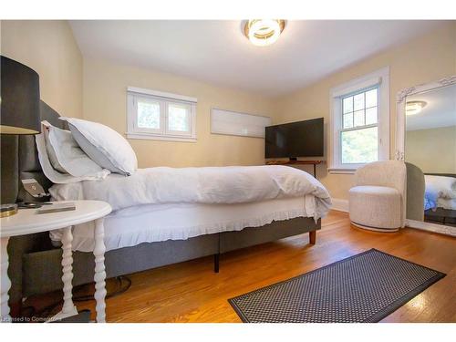 1 Nelles Boulevard, Grimsby, ON - Indoor Photo Showing Bedroom