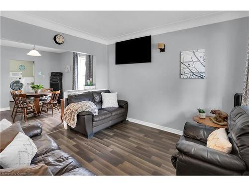 416 Deere Street, Welland, ON - Indoor Photo Showing Living Room