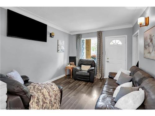 416 Deere Street, Welland, ON - Indoor Photo Showing Living Room