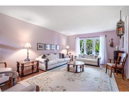 2260 Mansfield Drive, Burlington, ON - Indoor Photo Showing Living Room