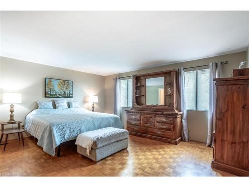 2260 Mansfield Drive, Burlington, ON - Indoor Photo Showing Bedroom