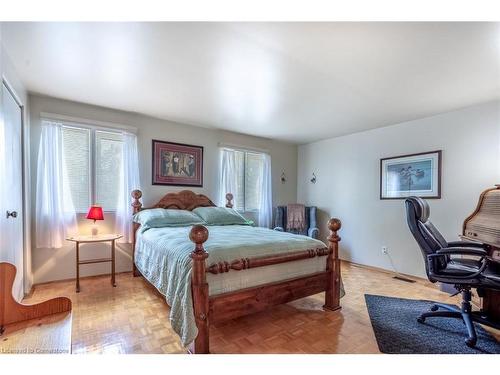 2260 Mansfield Drive, Burlington, ON - Indoor Photo Showing Bedroom