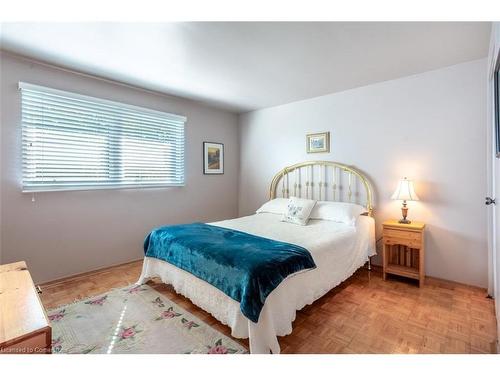 2260 Mansfield Drive, Burlington, ON - Indoor Photo Showing Bedroom