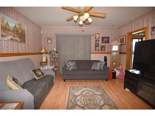 413 Brunswick Street, Hamilton, ON - Indoor Photo Showing Living Room