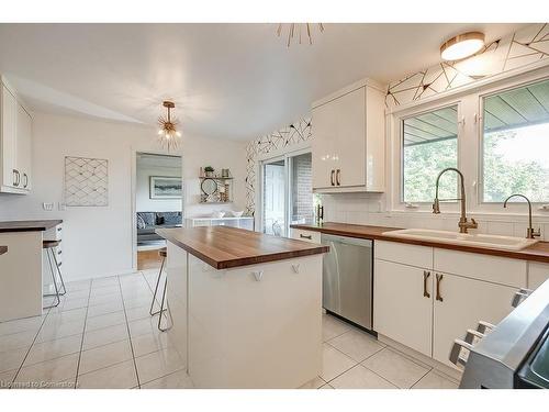 1939 Kerns Road, Burlington, ON - Indoor Photo Showing Kitchen