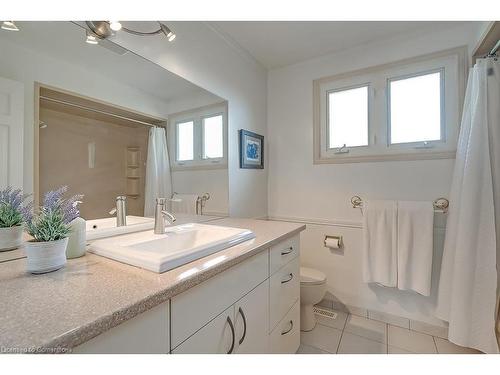 1939 Kerns Road, Burlington, ON - Indoor Photo Showing Bathroom