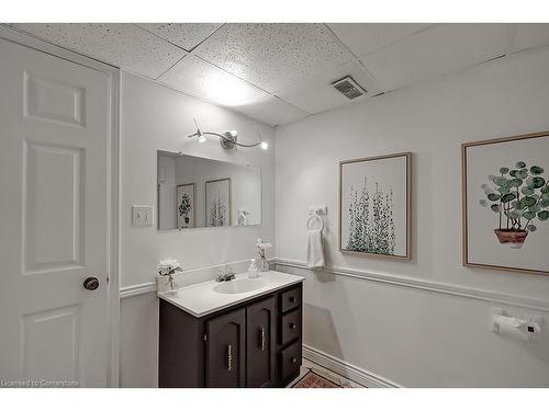 1939 Kerns Road, Burlington, ON - Indoor Photo Showing Bathroom