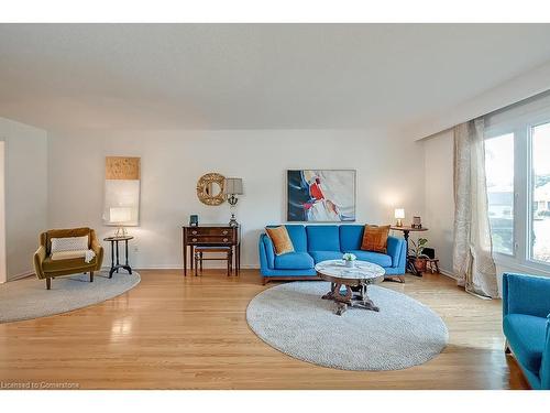 1939 Kerns Road, Burlington, ON - Indoor Photo Showing Living Room