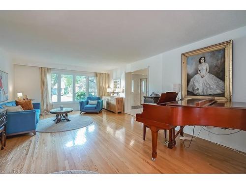 1939 Kerns Road, Burlington, ON - Indoor Photo Showing Living Room