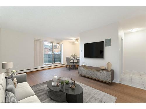 101-81 Charlton Street E, Hamilton, ON - Indoor Photo Showing Living Room