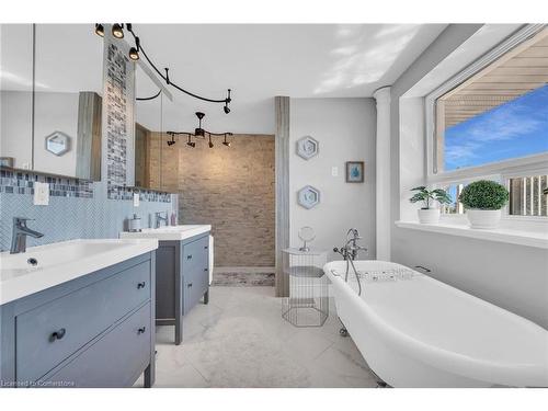 21 Riverside Drive, Cayuga, ON - Indoor Photo Showing Bathroom