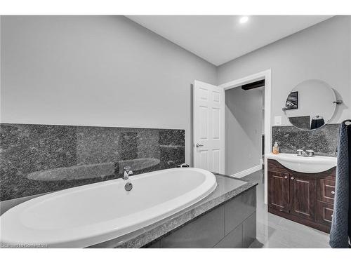 21 Riverside Drive, Cayuga, ON - Indoor Photo Showing Bathroom