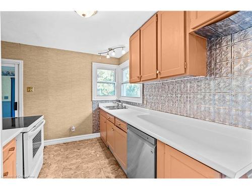 3 William Street, Carlisle, ON - Indoor Photo Showing Kitchen With Double Sink