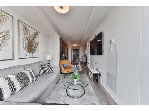 A527-5230 Dundas Street, Burlington, ON - Indoor Photo Showing Living Room