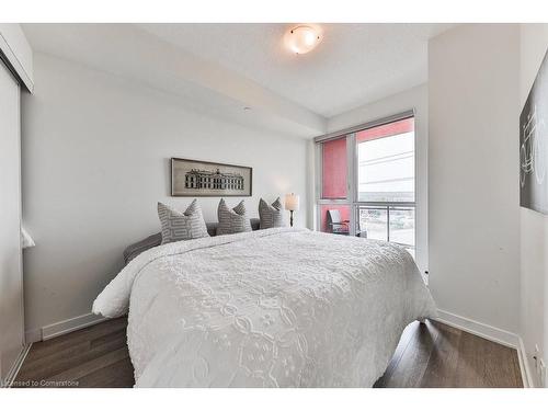 A527-5230 Dundas Street, Burlington, ON - Indoor Photo Showing Bedroom