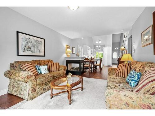 30-3045 New Street, Burlington, ON - Indoor Photo Showing Living Room