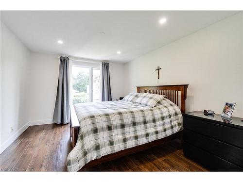 3448 Caplan Crescent, Burlington, ON - Indoor Photo Showing Bedroom