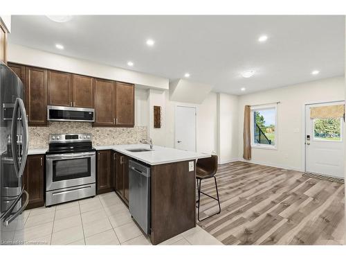 29-590 North Service Road, Stoney Creek, ON - Indoor Photo Showing Kitchen With Upgraded Kitchen