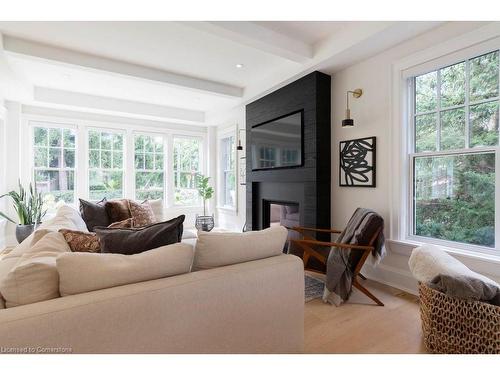 625 Hurd Avenue, Burlington, ON - Indoor Photo Showing Living Room