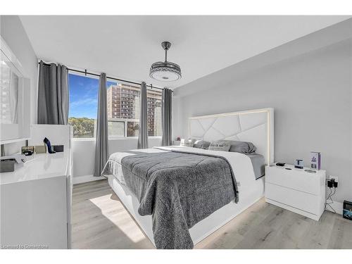 704-120 Duke Street, Hamilton, ON - Indoor Photo Showing Bedroom