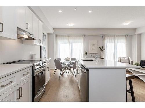 31 Bromley Drive, St. Catharines, ON - Indoor Photo Showing Kitchen With Upgraded Kitchen