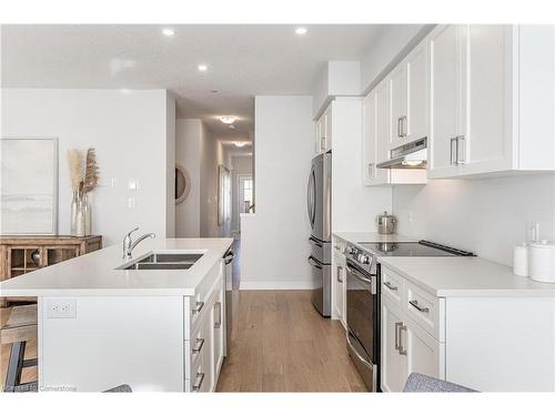 31 Bromley Drive, St. Catharines, ON - Indoor Photo Showing Kitchen With Double Sink With Upgraded Kitchen